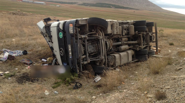 KUTAHYA AFYONKARAHISAR KARAYOLUNDA KAMYON SURUCUSUNUN DIREKSIYON HAKIMIYETINI KAYBETMESI SONUCU MEYDANA GELEN KAZADA 2 KISI OLDU, 3 KISI DE YARALANDI. FOTO:OGUZHAN KILIC-KUTAHYA,(DHA)