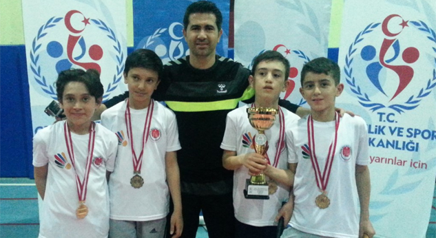 Yalvaç İHL Ortaokulu Badminton Erkeklerde Isparta Şampiyonu