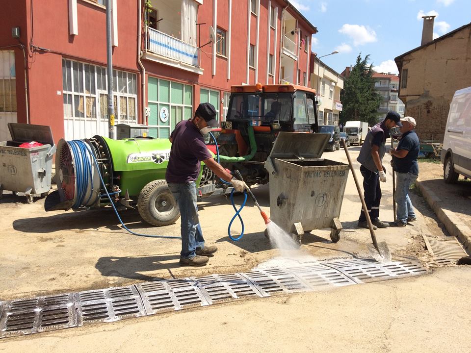 Belediye ekiplerinden haşereyle ilaçlı mücadele