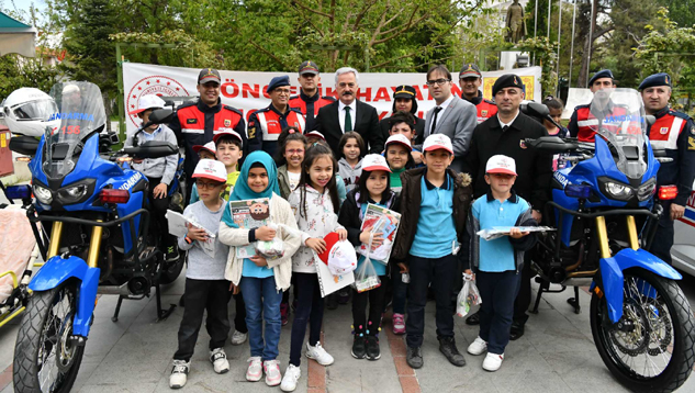 Çocuklar Vali Amcalarıyla Hem Eğlendi Hem Öğrendi