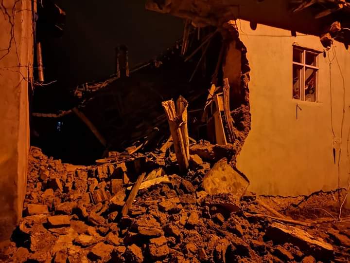 Kaş Aşağı Mahallesi’nde eski ev yıkıldı
