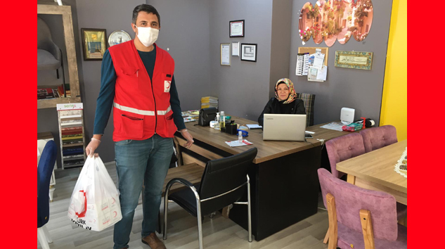 Kızılay’dan maske ve dezenfektan dağıtımı