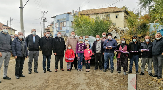 MHP İl Başkanı Sönmez, Sağır’daki çocuklara tabletlerini dağıttı