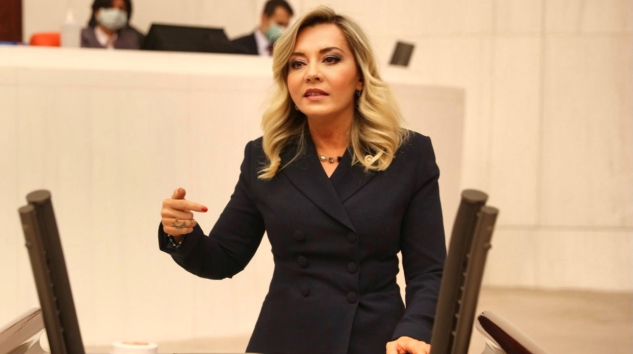 AYLİN CESUR: “AŞILAR NE ZAMAN GELECEK”