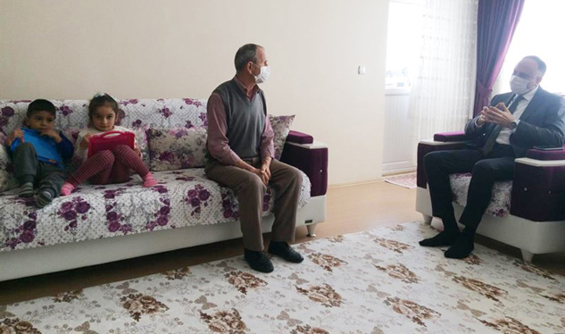 Kaymakam Kahraman, Şehit Gökhan Arslan’ın ailesini ziyaret etti