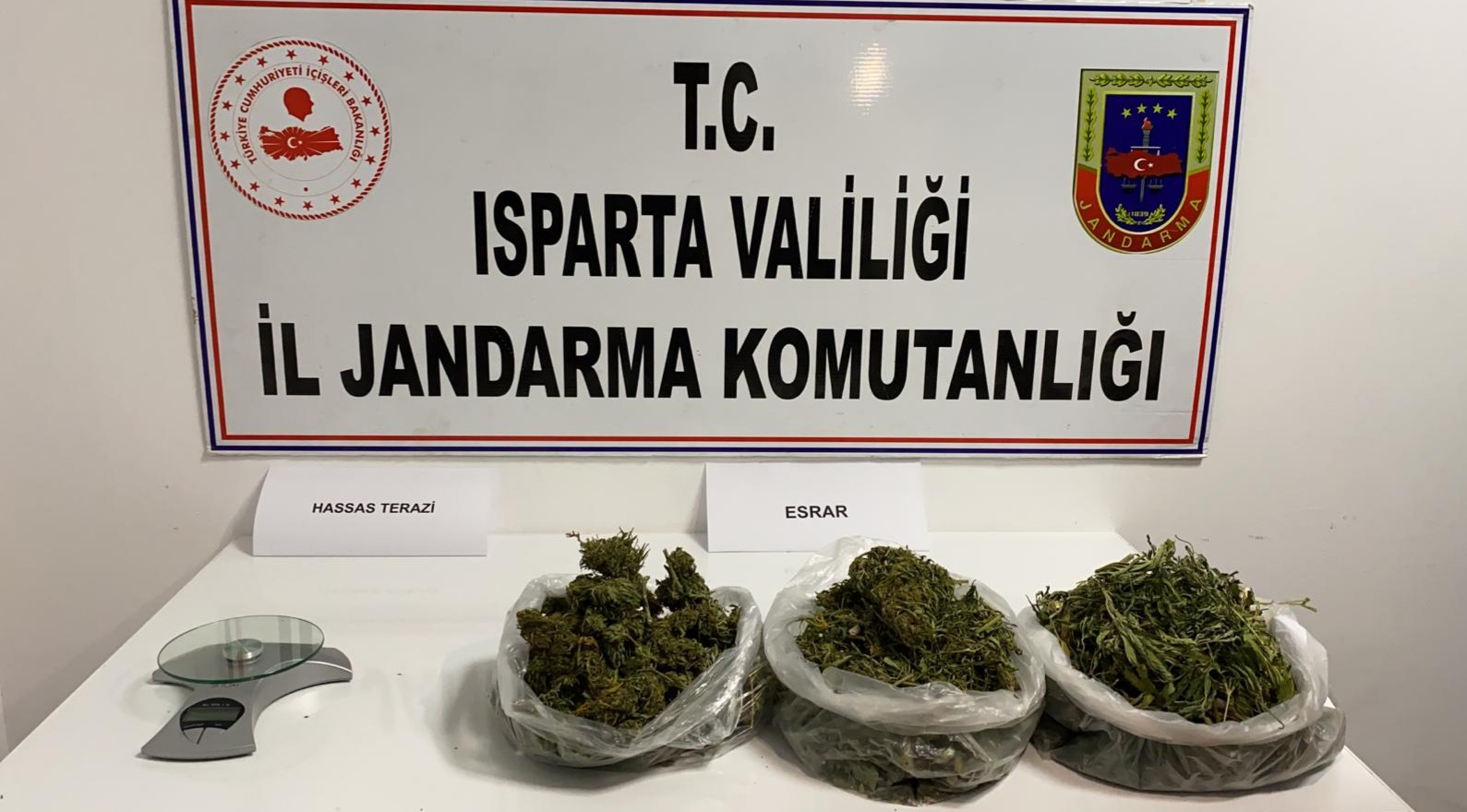 Jandarma uyuşturucuyla mücadelede göz açtırmıyor