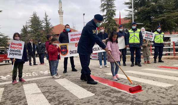 Bağkonak’ta da Yaya Geçitlerine Kırmızı Çizgiler Çekildi