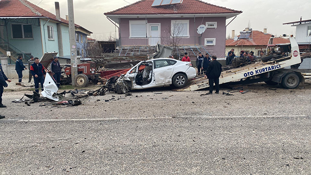 Hüyüklü’de duran traktöre çarpan sürücü ağır yaralı