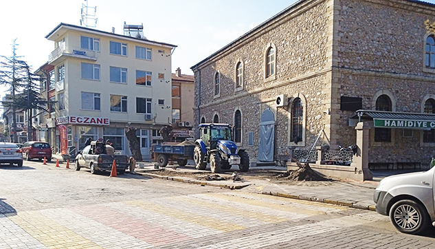 Belediyenin çarşı içinde bazı ağaçları kesmesine vatandaştan tepki