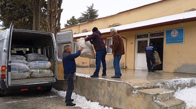 Yardımlar kaymakamlık ve belediye aracılığıyla toplanıyor