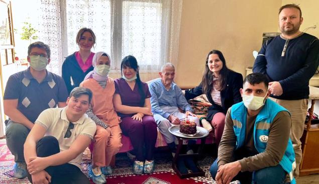 105 yaşındaki hastaya evinde doğum günü sürprizi