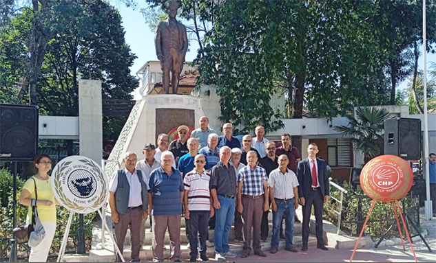 Yeni CHP yönetimi, Zafer Bayramı kutlamalarına katılarak çelenk koydu