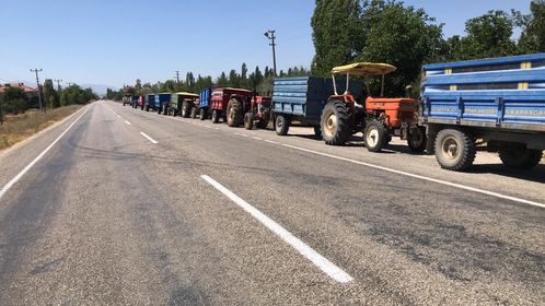 Üretici, sıcakta kuyruk beklemekten ve düşük fiyattan şikayetçi