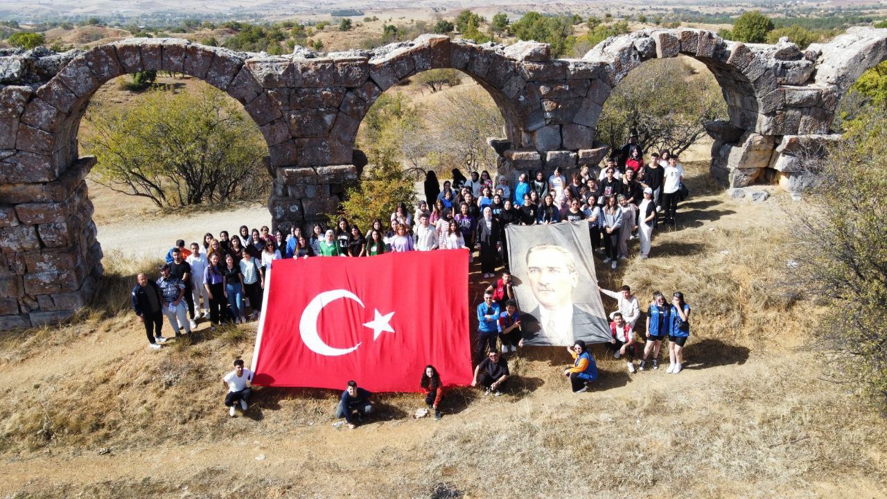 Yalvaç Gençlik Merkezi, 100. yılda 100 gençle yürüdü