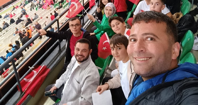 Basri Sönmez’in desteğiyle öğrenciler Letonya maçına gitti
