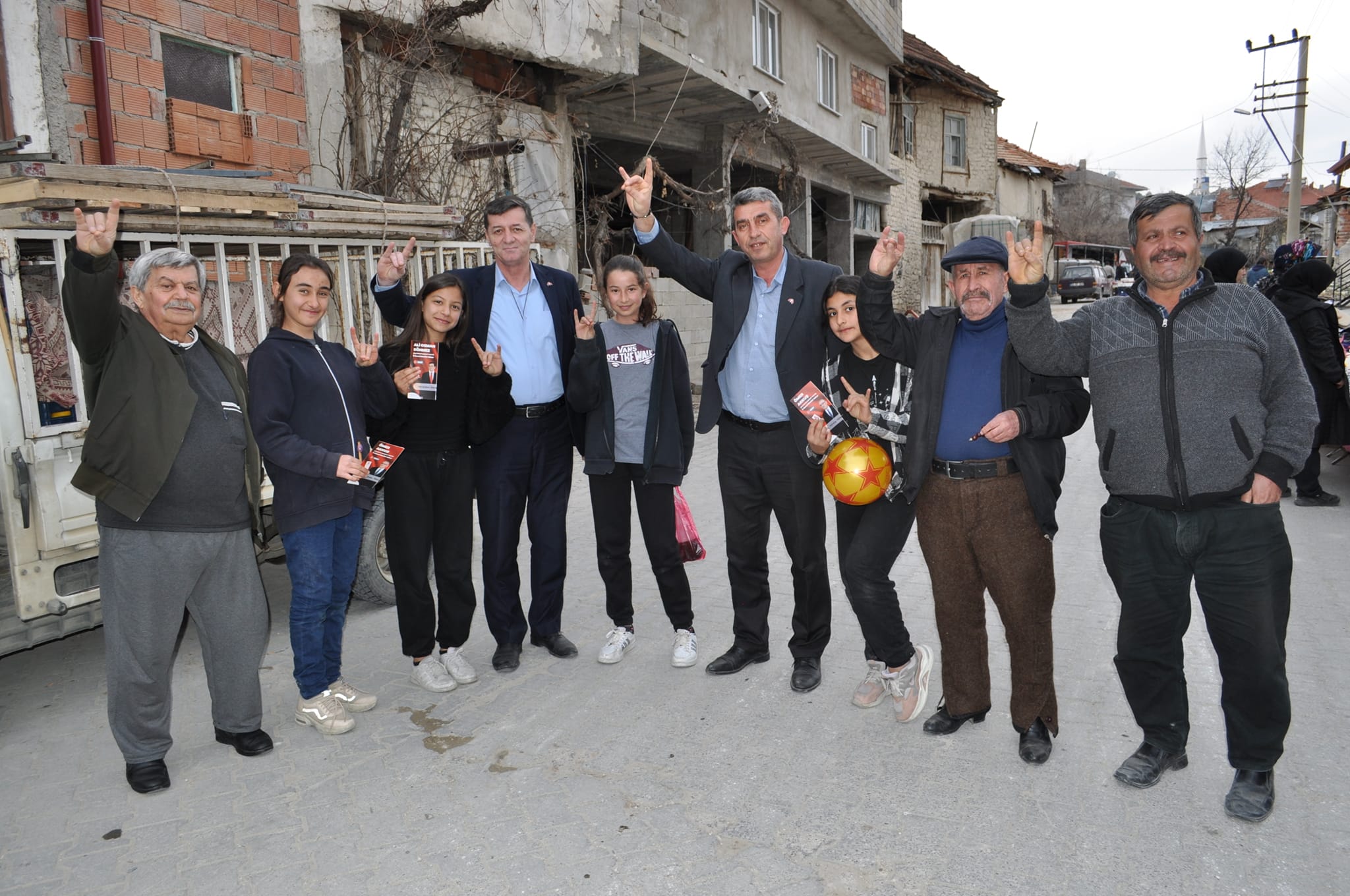 Ali Osman Sönmez köylerde seçmeni dinliyor, kendini anlatıyor