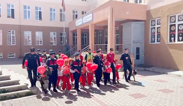 Isparta İl Jandarma Komutanlığı’ndan Sücüllü’de Harika Bayram Kutlaması