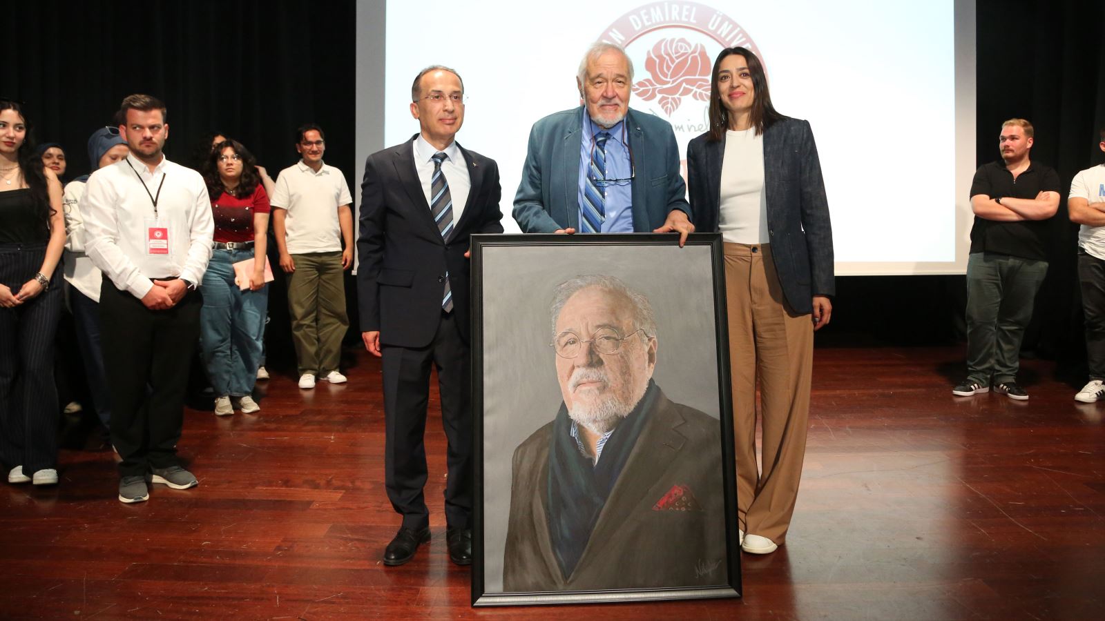 Demirel’i anma töreninde konuşan Ortaylı’ya portre sürprizi Yalvaçlı ressamdan