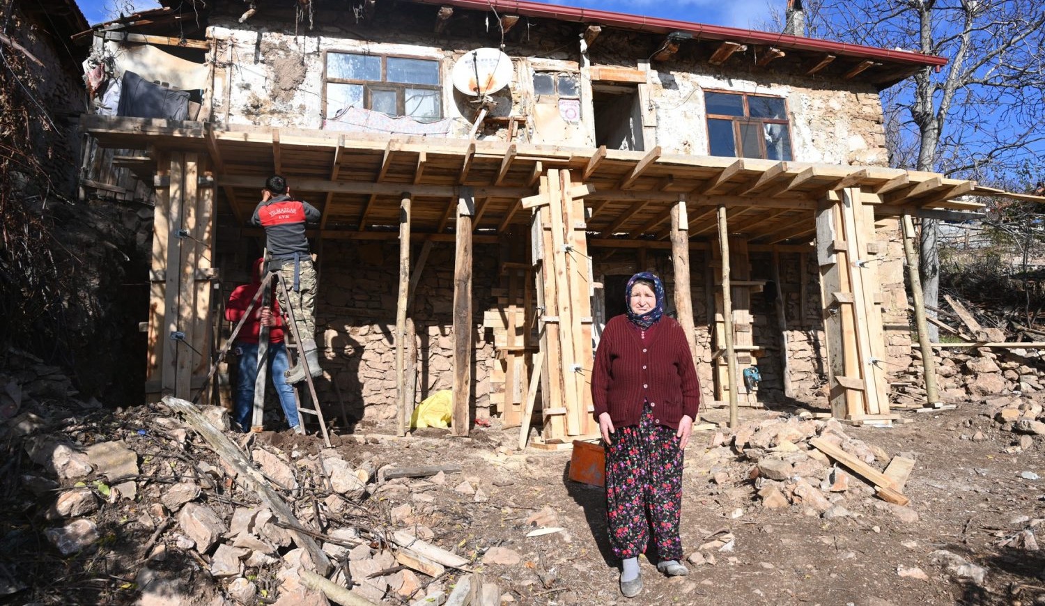Isparta Belediyesi’nden Sofular’da Hacer teyzenin 70 yıllık evine tadilat