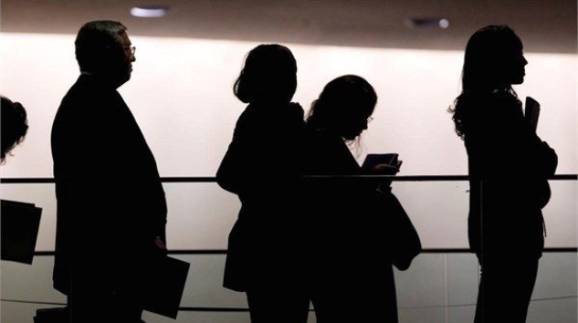 “Üniversite Bitiyor, Belirsizlik Başlıyor: Genç İşsizliği Alarmda”