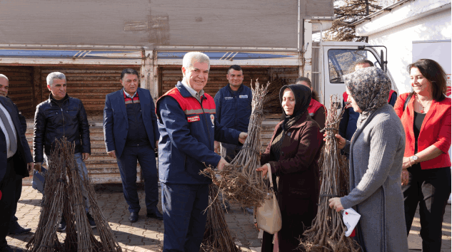 Yalvaç’ta Kuraklığa Karşı Hünnap Dağıtımı
