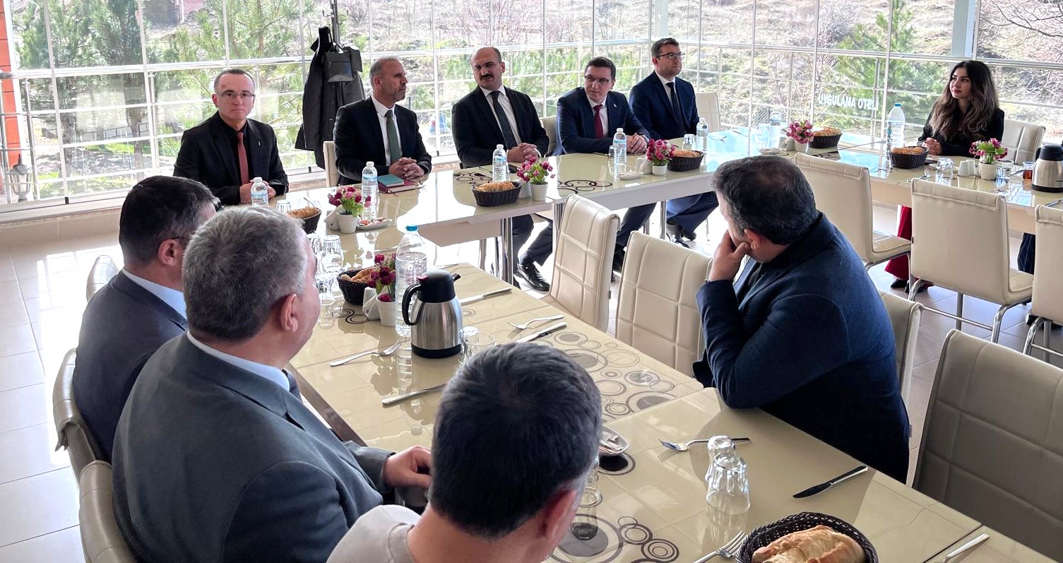 Kaymakam Abacı, okul müdürleri eğitim çalışmalarını istişare etti