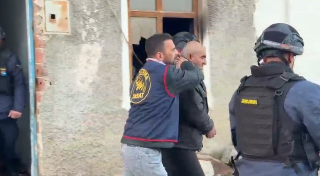 Bağkonak’ta üç evi yakan kundakçı sabah yakalandı