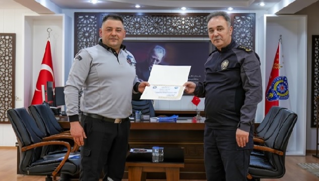 Emniyetten dolandırıcılığı engelleyen Akgün’e Teşekkür Belgesi