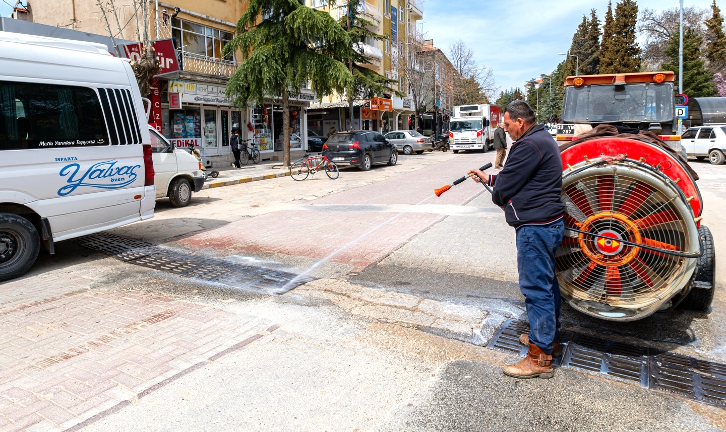 Belediye ekipleri ilaçlama çalışmasına başladı