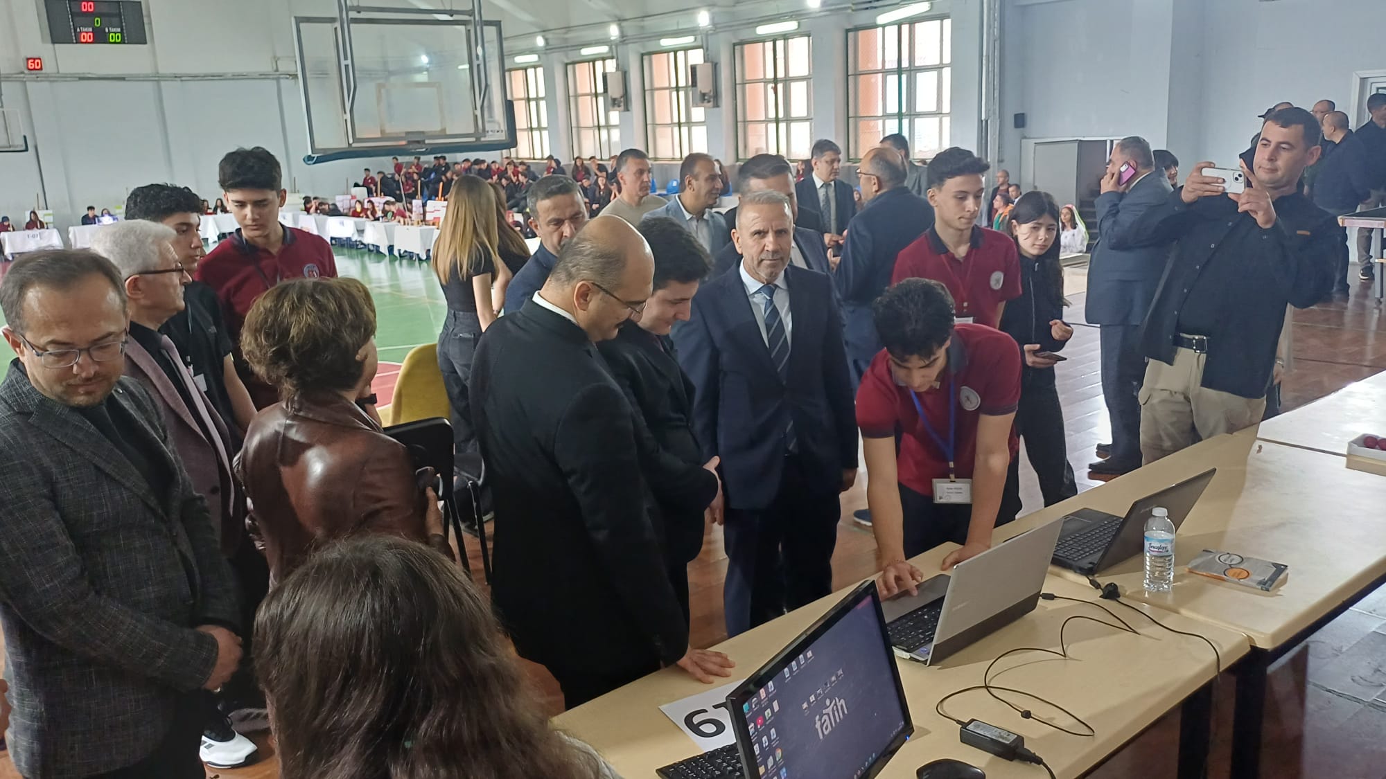 Yalvaç Fen Lisesi TÜBİTAK 4006 Bilim Fuarı açıldı