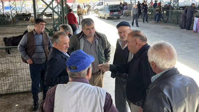 BAŞKAN SARIDAŞ HAYVAN PAZARINDA NABIZ TUTTU: ÜRETİCİ VE VATANDAŞLA BİR ARAYA GELDİ