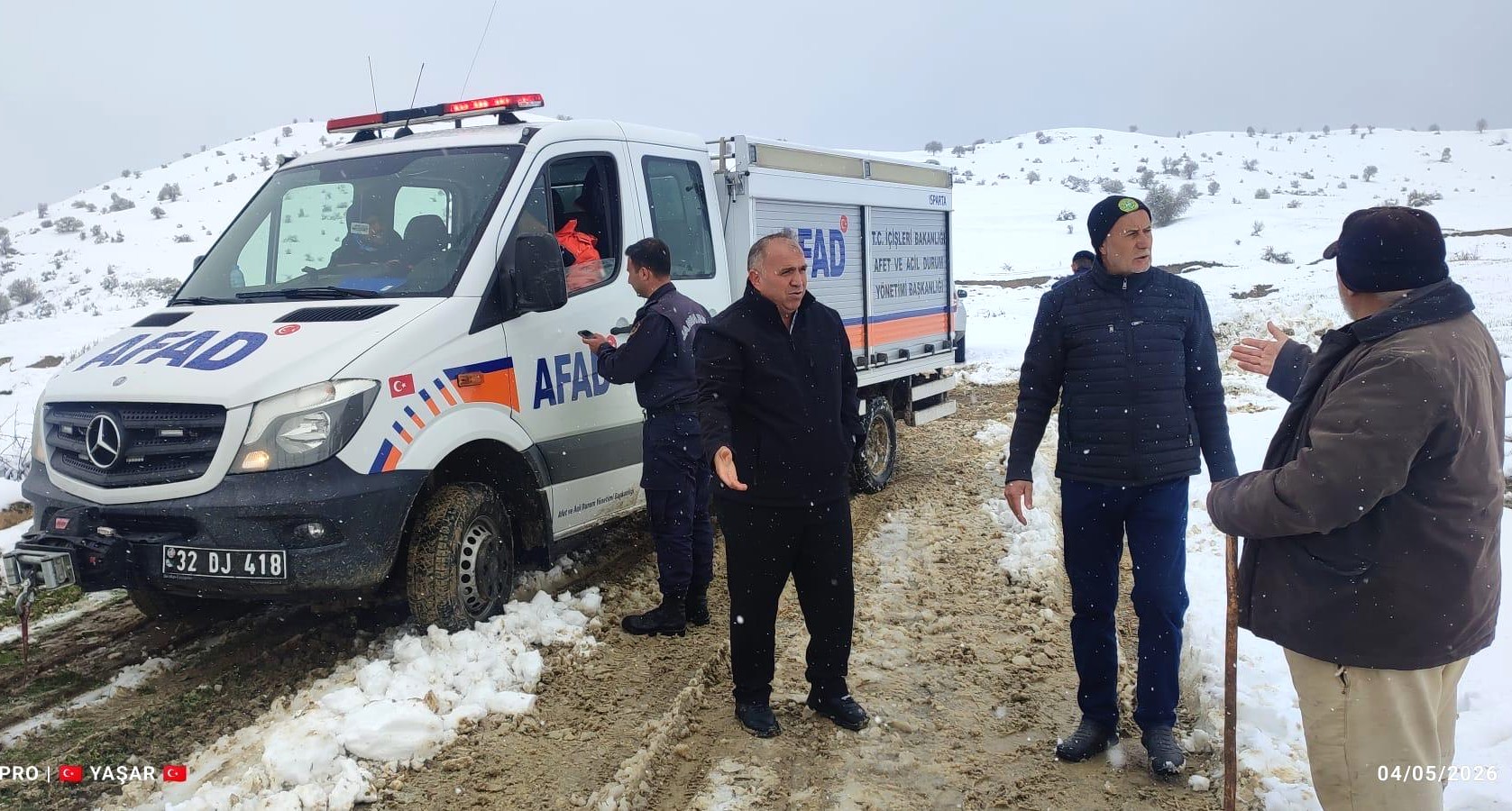 Yarıkkaya’da sürü indirilemedi, çobanlara erzak tedariki yapıldı