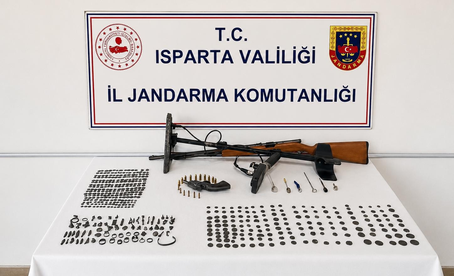 Tarihi eser, uyuşturucu aparatları, ruhsatsız silah bulunduran şahıs yakalandı