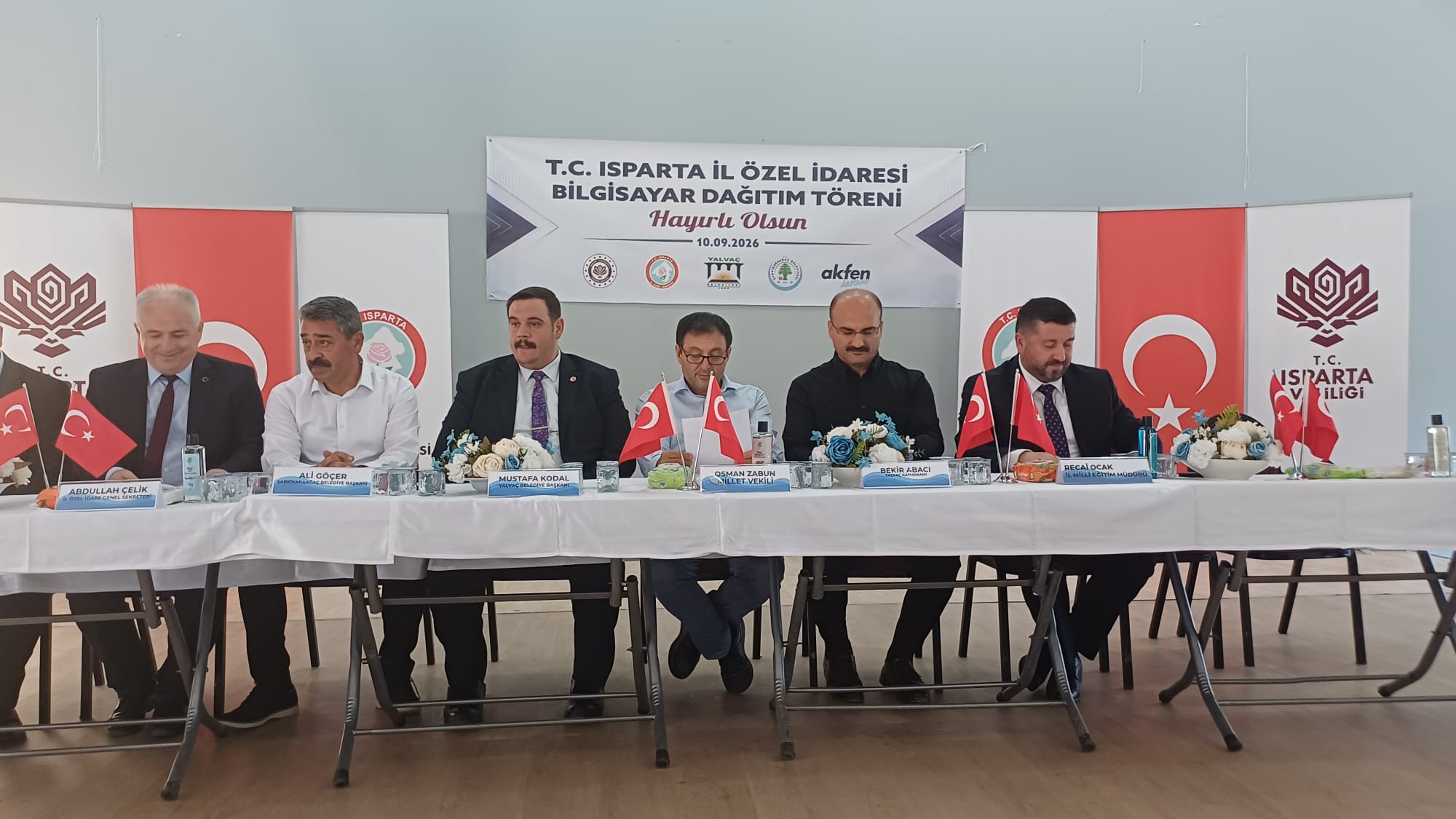 Yalvaç’ta muhtarlara ve okullara bilgisayar dağıtımı