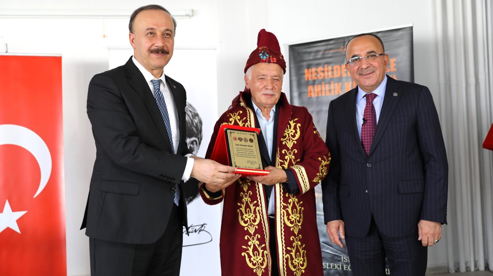 Yılın ahisi 43 yıllık terzi ustası Ramazan Çolak oldu