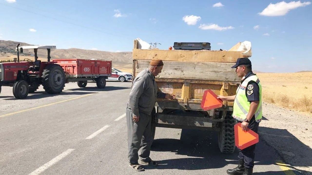 Traktör römorkları için reflektör uyarısı